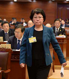 误将透气孔当口袋男子喊话迪卡侬“你还我手机”品牌方回应